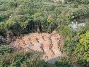 Θεσσαλονίκη: Πέταξαν σχεδόν 900 τόνους μπάζα σε χωράφι – Δύο συλλήψεις για περιβαλλοντική ρύπανση