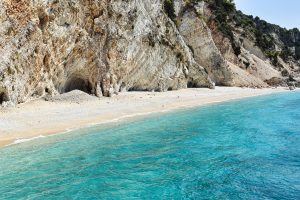 Έπος: Γουρουνάκι στο νησί Άτοκος κυνηγά…τουρίστριες μέσα στη θάλασσα! vid