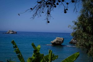 Καιρός σήμερα: Πέφτει η θερμοκρασία, εξασθενούν τα μελτέμια – Πού προβλέπονται βροχές