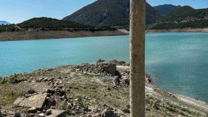 Η αποκάλυψη του “βυθισμένου” χωριού Κάλλιο στη λίμνη Μόρνου – Δείτε βίντεο