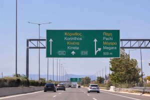 Σε εξέλιξη η επιστροφή των εκδρομέων του Δεκαπενταύγουστου- Αυξημένη κίνηση στην Αθηνών-Κορίνθου