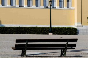 Σύλληψη δύο 14χρονων που έσπαγαν παγκάκια στην Κηφισιά – Τραυμάτισαν γυναίκα αστυνομικό