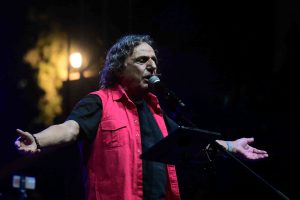 Βασίλης Παπακωνσταντίνου: Όταν ο Μαύρος Γάτος εισέβαλε… κυριολεκτικά σε συναυλία του, vid