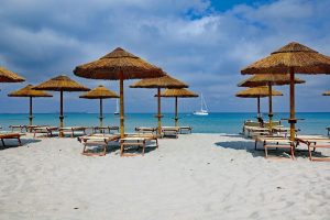 Και οι Ιταλοί “σφίγγουν το ζωνάρι”: Όλο και λιγότεροι πάνε διακοπές στη θάλασσα λόγω της αύξησης των τιμών