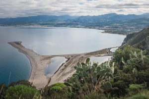 Ξεκινά η κατασκευή της μεγαλύτερης κρεμαστής γέφυρας στον κόσμο – Θα ενώσει Σικελία με Κάτω Ιταλία