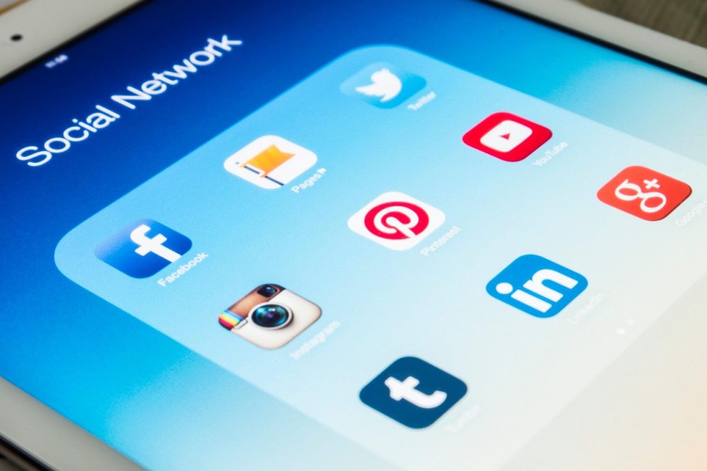 Κολομβία: Το Facebook και το TikTok διευκολύνουν τη στρατολόγηση ανηλίκων σε ένοπλες ομάδες
