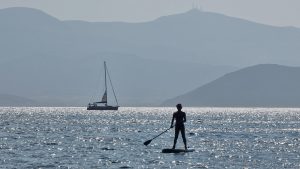 Συγκλονιστικό βίντεο από διάσωση θρίλερ στη Θεσσαλονίκη – Άνδρας με SUP έσωσε πατέρα και δύο παιδιά