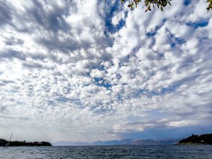 Καιρός σήμερα: Εξασθενούν οι άνεμοι, ξεκινούν οι βροχές – Στους 34 βαθμούς η θερμοκρασία