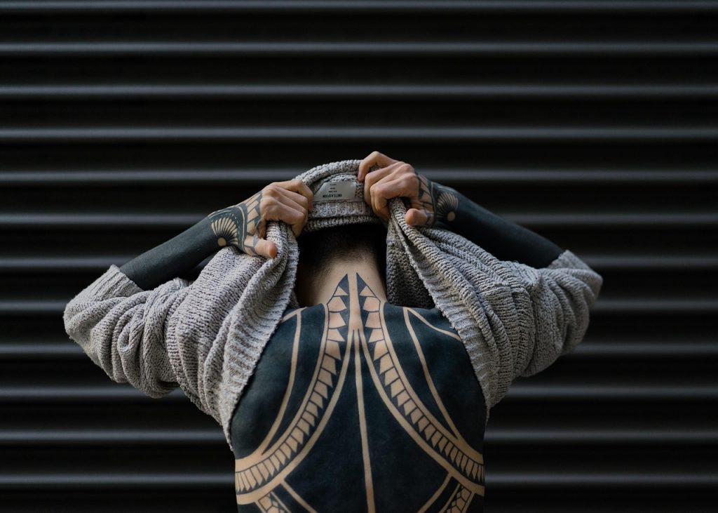 Ο Βρετανός με τα αμέτρητα τατουάζ στο πρόσωπο που η ΑΙ…δεν αναγνωρίζει! vid