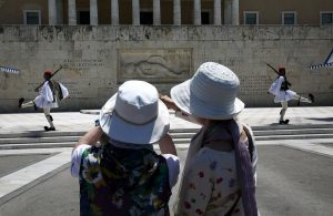 Το δέος των τουριστών μπροστά στους Εύζωνες μέσα από το βίντεο ενός Ισπανού