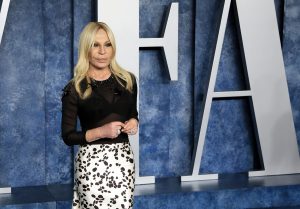 Η Ντονατέλα Βερσάτσε αποχαιρετά τον Τζόρτζιο Αρμάνι, vid