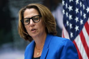 Ο Τραμπ ζητά από τη Microsoft να απολύσει την υφυπουργό Δικαιοσύνης της κυβέρνησης Μπάιντεν