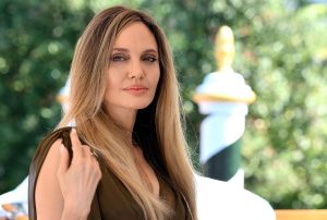 Η Αντζελίνα Τζολί εξέπληξε τους θαυμαστές της με την εντυπωσιακή της αλλαγή