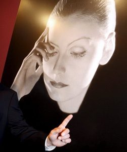Γκρέτα Γκάρμπο: Η απόλυτη σταρ, μια θρυλική μορφή που έζησε μέσα στο μυστήριο