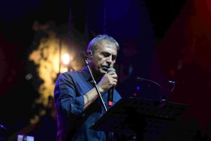 “Βρέχει στη φτωχογειτονιά”: Νταλάρας – Παπακωνσταντίνου μάγεψαν τη Θεσσαλονίκη, vid