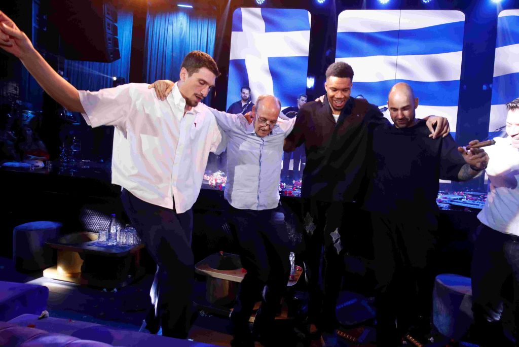 Το γλέντι της Εθνικής στον Φέρρη – Το αυτοσχέδιο τραγούδι και οι χοροί! vid