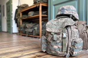 Διαφημίζουν «κρατικά σακίδια επιβίωσης» στην «καρδιά» της Ευρώπης, video