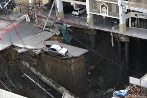 Σαν σκηνικό από ταινία! Τεράστια τρύπα ρούφηξε τα πάντα στο κέντρο της Μπανγκόκ, video