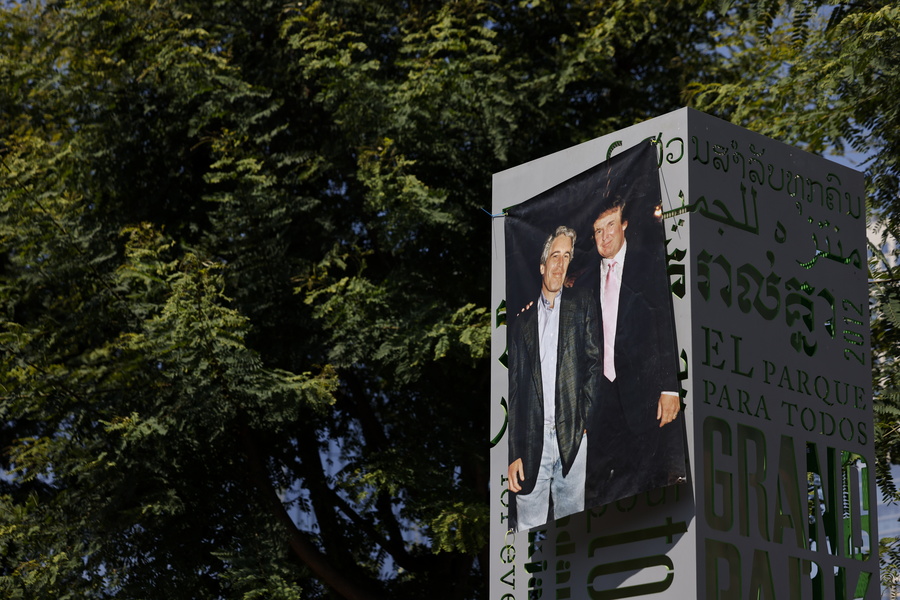 Βρετανία: Έδειξαν… άβολες εικόνες του Τραμπ με τον Έσπταϊν στο κάστρο που θα επισκεφθεί, video