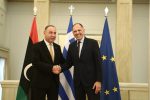 Χειραψία του Υπουργού Εξωτερικών, Γιώργου Γεραπετρίτη, με τον ασκούντα χρέη Υπουργού Εξωτερικών της Κυβέρνησης Εθνικής Ενότητας της Λιβύης, Taher Salem Al Baour