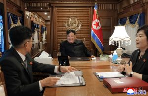 Ο Κιμ Γιονγκ Ουν δηλώνει ότι η χώρα του θα αναπτύξει πρόσθετα στρατιωτικά μέσα