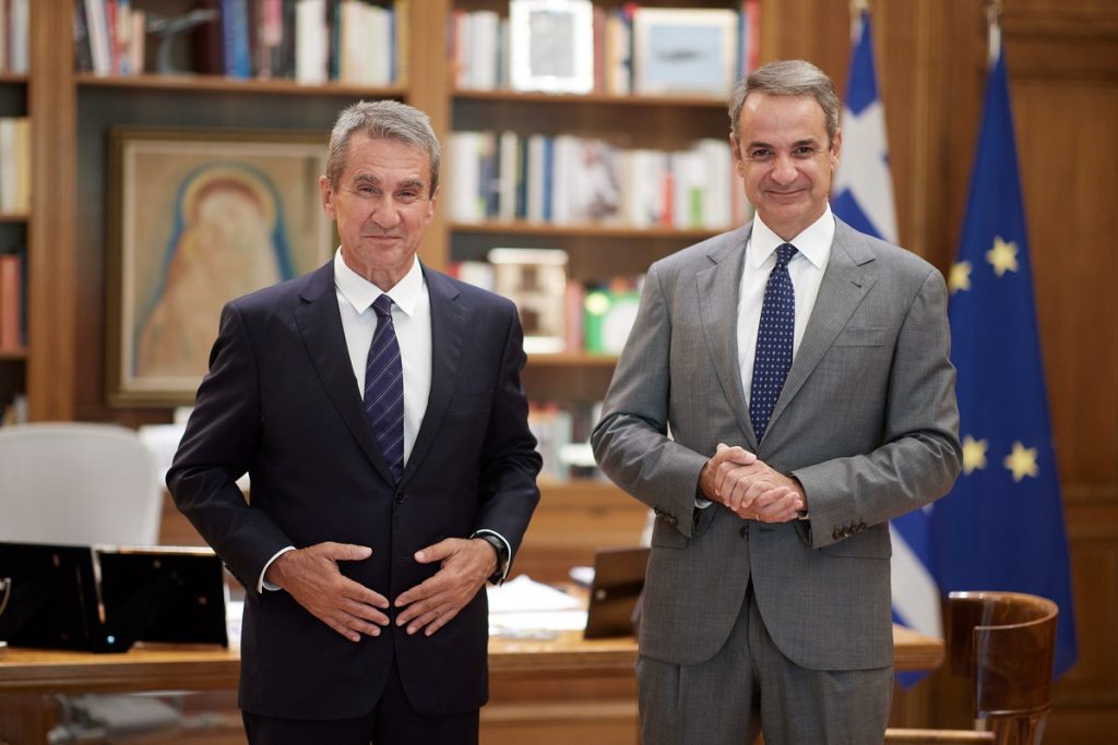 Ο Μητσοτάκης καλωσόρισε τον πρώην υπουργό του ΠΑΣΟΚ Α. Λοβέρδο στο κόμμα της ΝΔ!