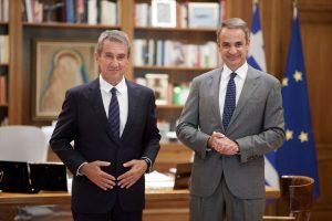 Ο Μητσοτάκης καλωσόρισε τον πρώην υπουργό του ΠΑΣΟΚ Α. Λοβέρδο στο κόμμα της ΝΔ!