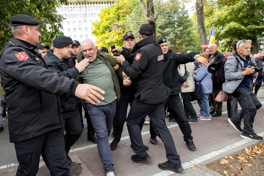 Επεισόδια έξω από τη Βουλή της Μολδαβίας – Άνδρας φώναζε υπέρ της Ουκρανίας, video