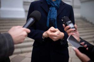 «Πάγωσαν» όλοι! Υπουργός Υγείας κατέρρευσε μπροστά στις κάμερες, video