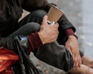 Άνθρωποι σαν… ζόμπι στους δρόμους της Δύσης, video