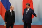 Chinese President Xi jinping shows the way to Russian President Vladimir Putin