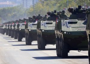«Εγκεφαλικό» στους διεθνιστές: Παρέλαση με ρωσική/κινεζική στρατιωτική παρουσία στα Βαλκάνια, video