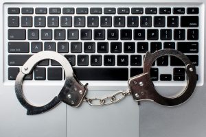 Συνελήφθη 52χρονος που απειλούσε και εξύβριζε με αναρτήσεις του τον Υπουργό Υγείας