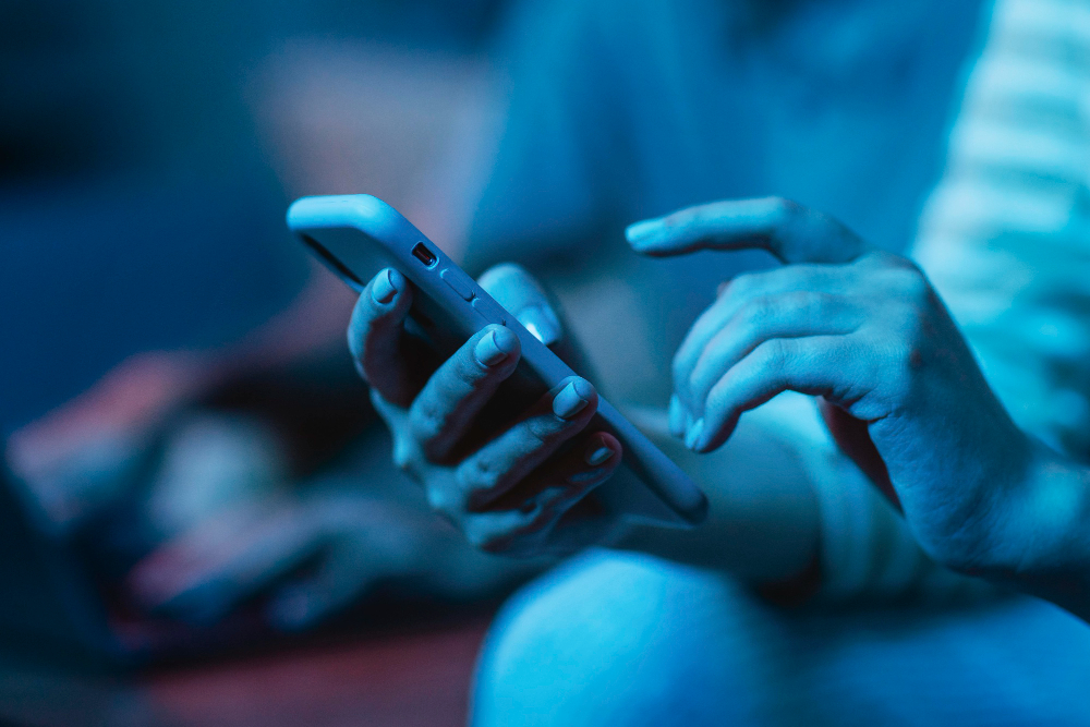 Κι άλλο πείραμα; Τους… έκοψαν τα social media και κατέβηκαν στους δρόμους! ΒΙΝΤΕΟ