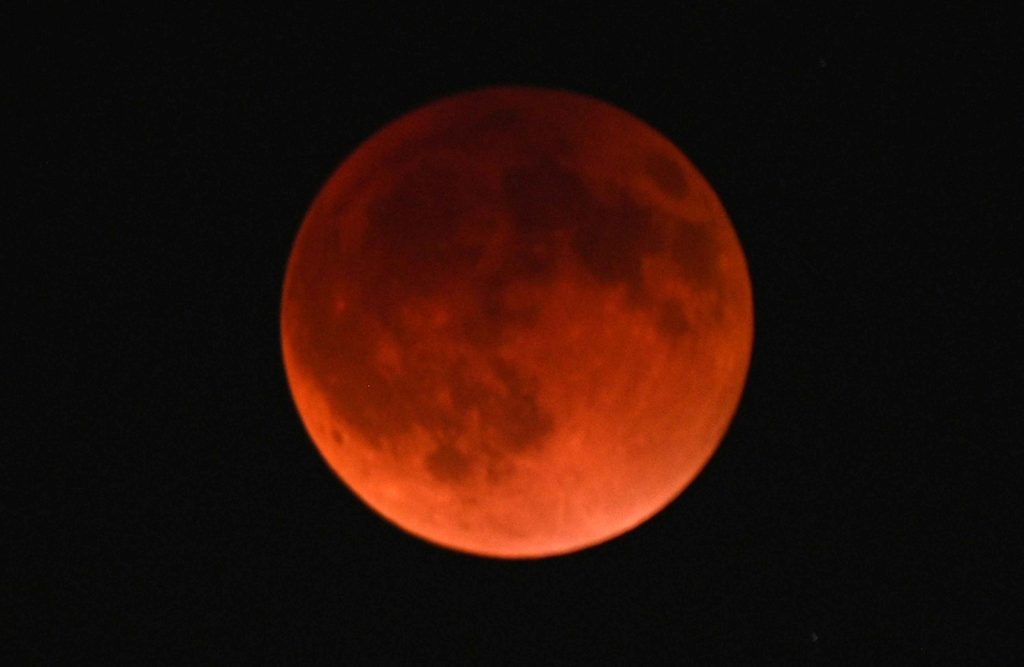 «Ματωμένο Φεγγάρι»: Έρχεται η τελευταία ολική έκλειψη σελήνης πριν την Πρωτοχρονιά του 2029, vid