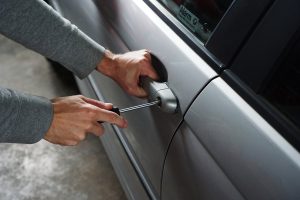 Θεσσαλονίκη: Νεαροί “είχαν ρημάξει” αυτοκίνητα λουόμενων σε περιοχές του δήμου Θερμαϊκού