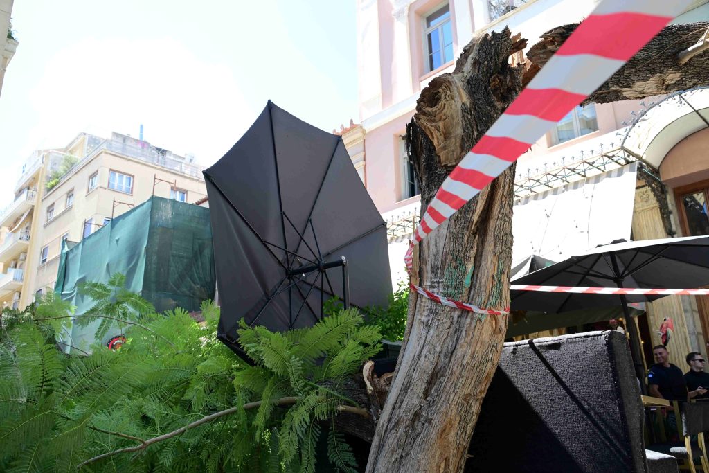 Εικόνες – σοκ από το κέντρο της Αθήνας: Ανακοίνωση του Δήμου για πτώση δέντρων και τραυματίες