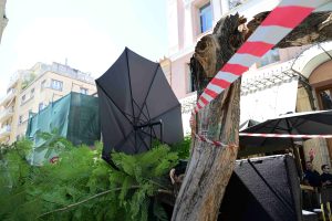 Εικόνες – σοκ από το κέντρο της Αθήνας: Ανακοίνωση του Δήμου για πτώση δέντρων και τραυματίες