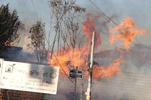 Μεγάλη φωτιά σε υπαίθριο χώρο επιχείρησης στο Μενίδι – Μήνυμα 112 για επικίνδυνους καπνούς, vid