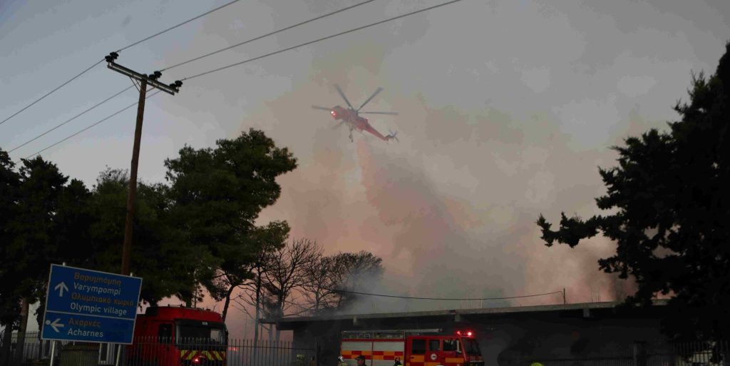 Μενίδι: Καλύτερη η εικόνα της πυρκαγιάς σε υπαίθριο χώρο επιχείρησης