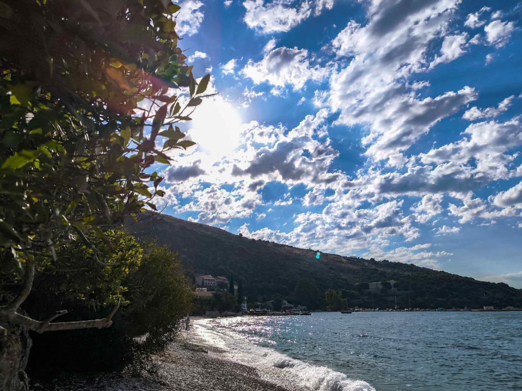 Καιρός: 35άρια και μελτέμια το πρώτο Σαββατοκύριακο του φθινοπώρου – Πού θα βρέξει