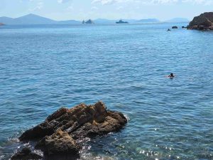 Αίθριος ο καιρός σήμερα: Στους 33 βαθμούς η θερμοκρασία, με μελτέμια στο Αιγαίο – Πού θα βρέξει