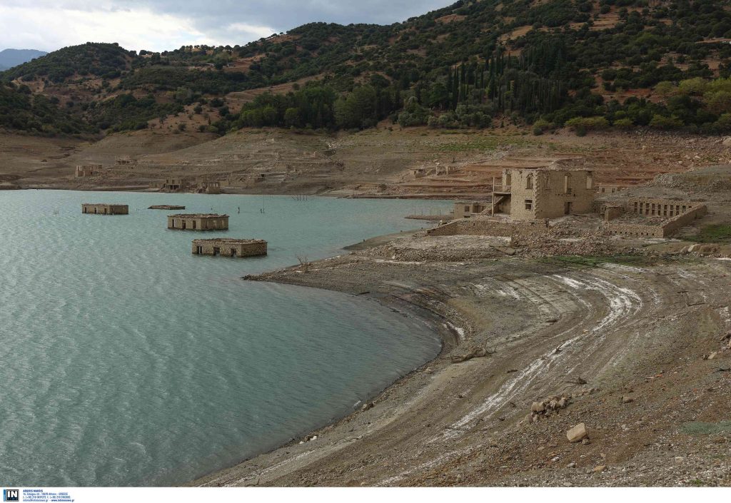 Νέες απόκοσμες εικόνες από το Κάλλιο – Αναδύθηκε το βυθισμένο χωριό στη λίμνη Μόρνου