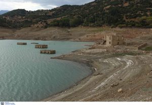 Νέες απόκοσμες εικόνες από το Κάλλιο – Αναδύθηκε το βυθισμένο χωριό στη λίμνη Μόρνου