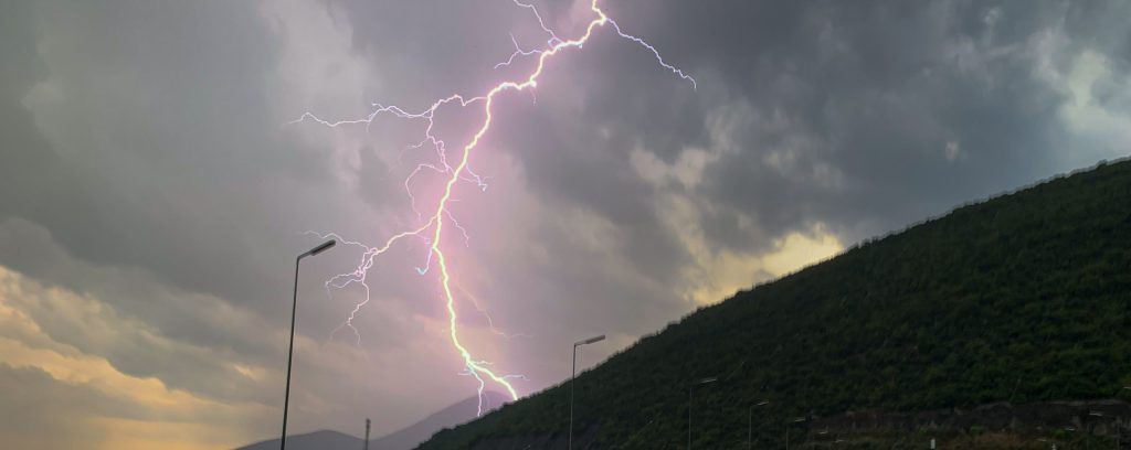 Σε εξέλιξη η κακοκαιρία: Οι 10 περιοχές στη Δυτική Ελλάδα που “χτυπάνε” οι ισχυρές καταιγίδες
