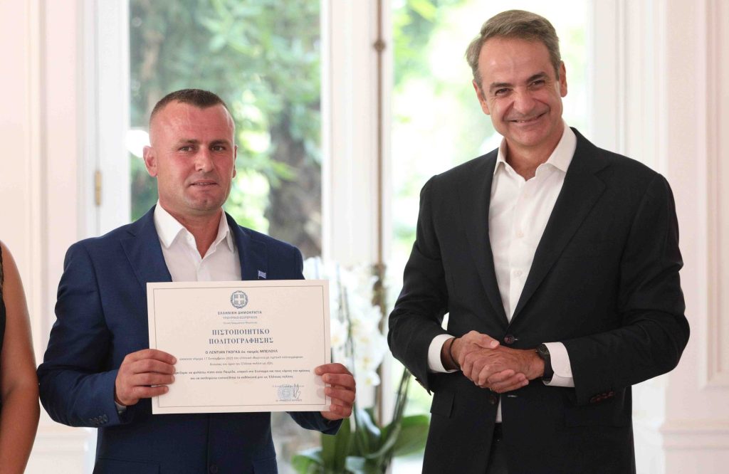 Μέγαρου Μαξίμου: Τιμητική πολιτογράφηση από τον πρωθυπουργό στον «ήρωα του Αράχθου»