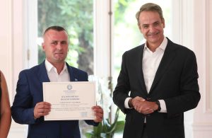 Μέγαρου Μαξίμου: Τιμητική πολιτογράφηση από τον πρωθυπουργό στον «ήρωα του Αράχθου»