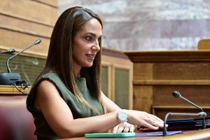 Δόμνα Μιχαηλίδου: «Ισοβιότητα αποκτούν οι τρίτεκνοι γονείς – Σταδιακή σύγκλιση τριτέκνων – πολυτέκνων»