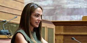 Δόμνα Μιχαηλίδου: «Ισοβιότητα αποκτούν οι τρίτεκνοι γονείς – Σταδιακή σύγκλιση τριτέκνων – πολυτέκνων»