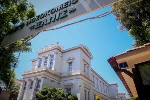 Συναγερμός στο Νοσοκομείο Ελπίς: ‘Ανδρας απειλεί να πέσει από τον 3ο όροφο